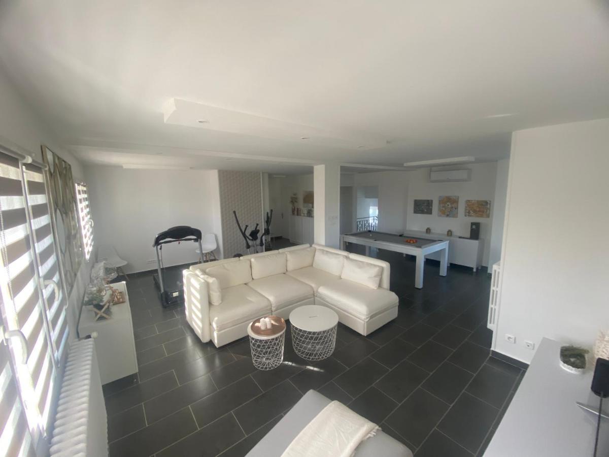 Chambre Dans Logement Partage Chez L Habitant Avec Piscine De 1 A 3 Chambres Grieges Exterior photo